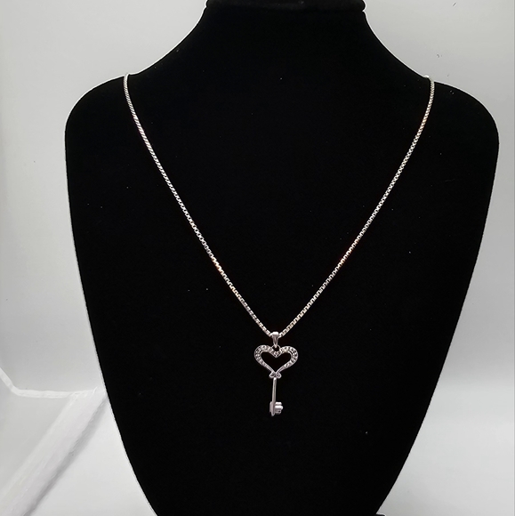 Sterling silver diamond heart key necklace - Picture 3 of 10